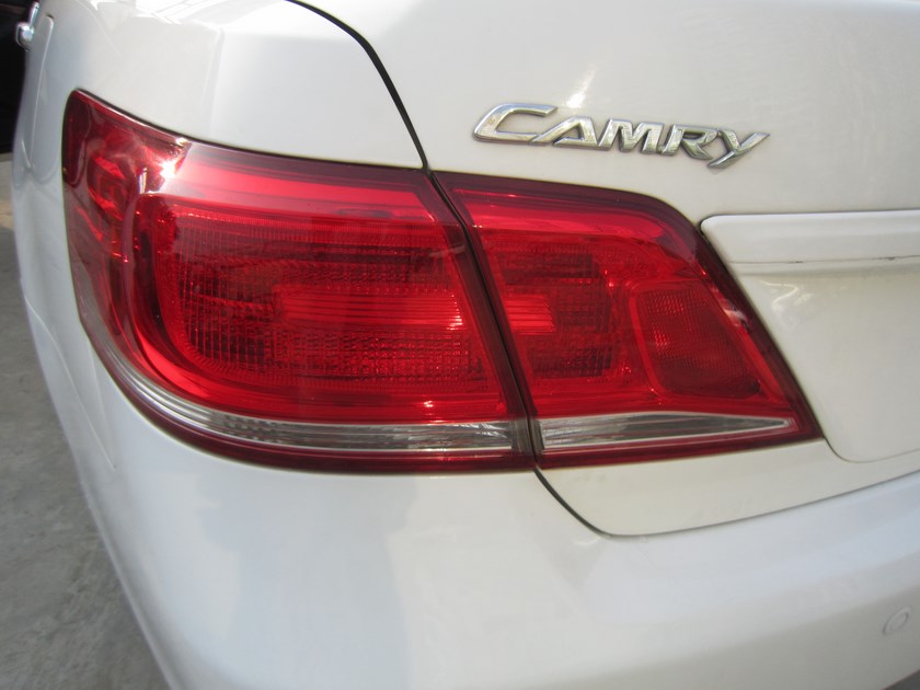 Toyota Camry 2.0E 2011 - Cần bán Toyota Camry 2.0E đời 2011, màu trắng, 795 triệu