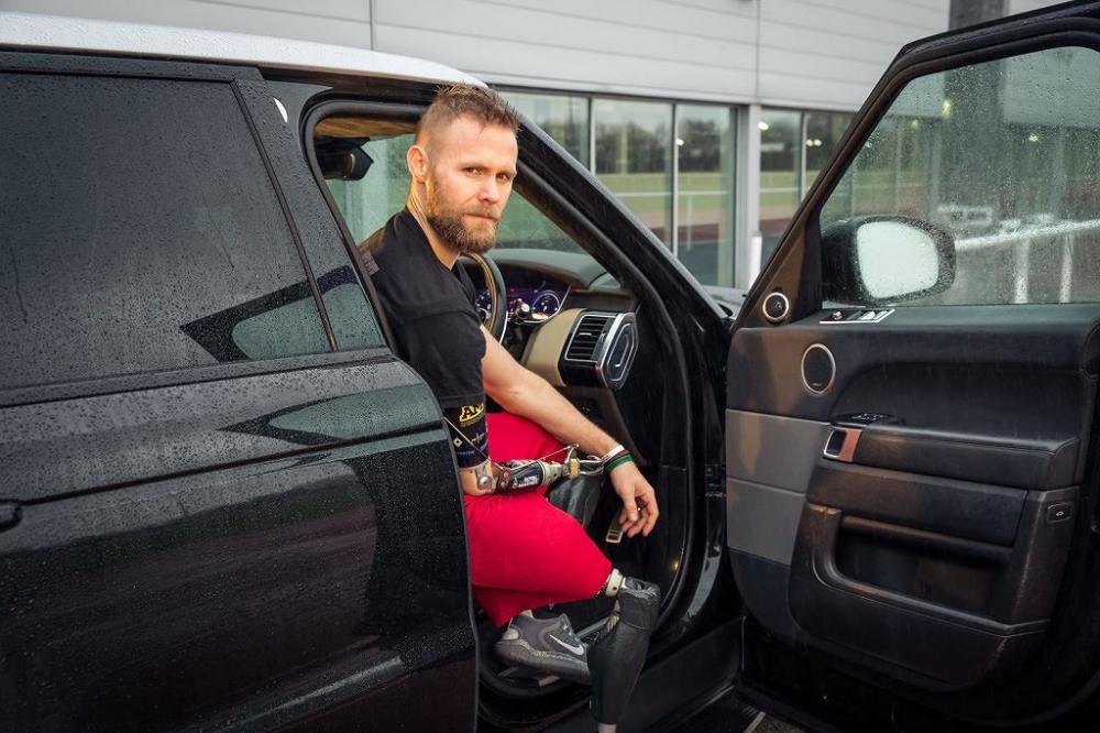 Jaguar Land Rover có cửa xe thông minh cho người khuyết tật