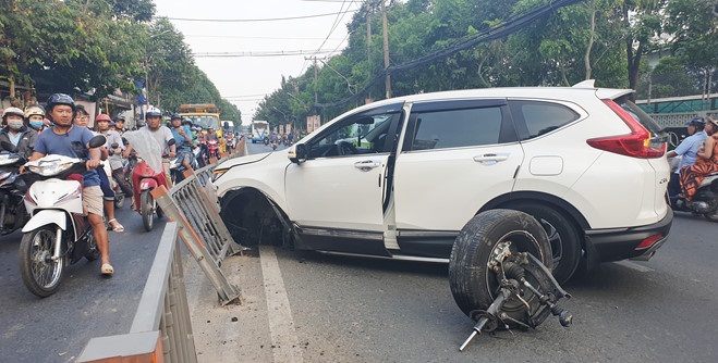 Xe Honda, Lexus bị gãy trục, rời bánh sau tại Việt Nam