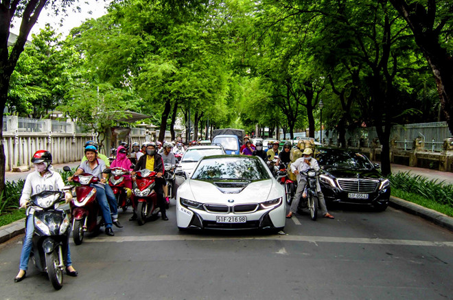 Giá xe BMW i8 tại Việt Nam là bao nhiêu? 3a