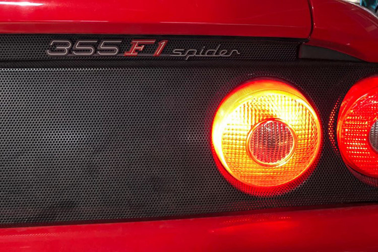 Siêu xe Ferrari F355 Spider bị cấm nhập xuất hiện tại Việt Nam 4a