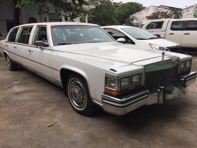 Cadillac Fleetwood Brougham Limousine 30 năm tuổi xuất hiện tại Sài Gòn 1a