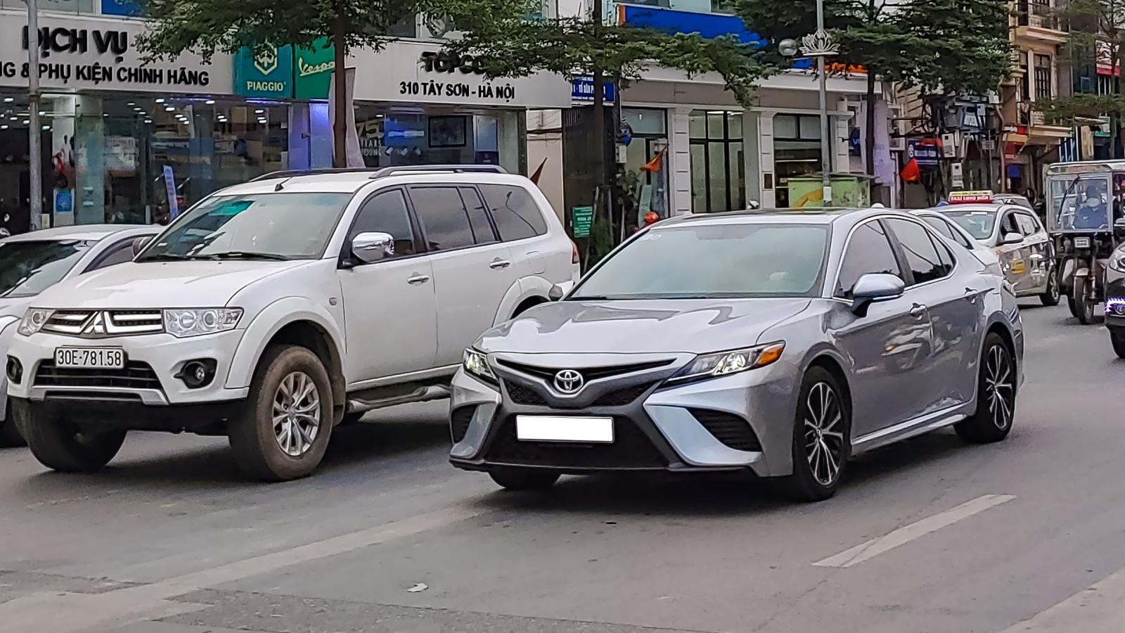Hình ảnh chiếc Toyota Camry SE 2021 trên phố