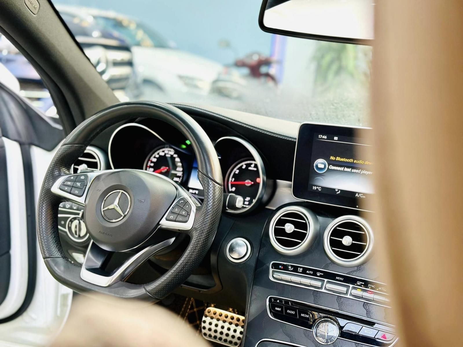 Mercedes-Benz C300 2017 - Xe màu trắng